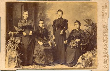 Grupo de primas. Da esquerda para a direita: Francisca Jacobina Lacombe, Mirandolina Jacobina, Maria Leopoldina Jacobina Romaguera e  Maria Jacobina de Sá Rabelo. Original sépia, 10,5x16,3 cm.
